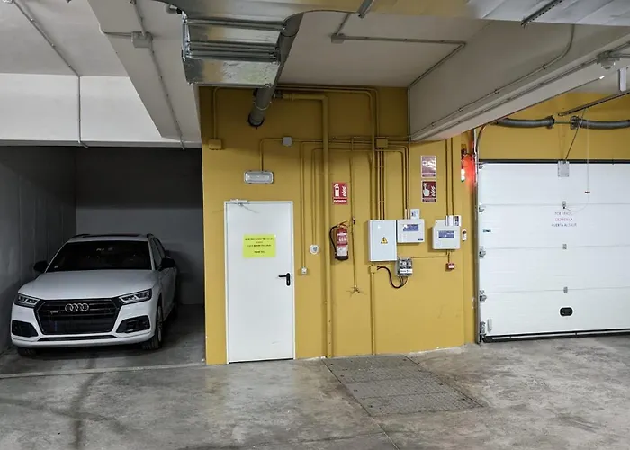 Parking Free - Cathedral Area Apartment -2 Months Min